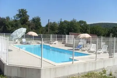 Image de Maisons individuelles en pleine nature avec piscine chauffée