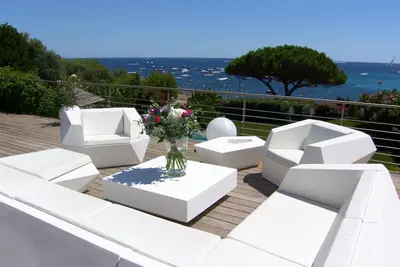 Image de Villa californienne pieds dans l'eau avec vue panoramique et piscine