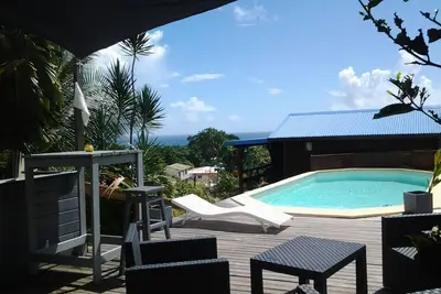 Image de bungalow en bois avec jolie vue mer
