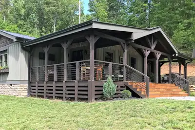 Image de Marchez jusqu'à la forêt de DuPont - Nouvelle cabane conçue pour la détente et le confort.