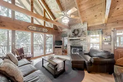 Image de Belle cabine personnalisée sur le lac privé w / bain à remous privé, babyfoot et cheminée