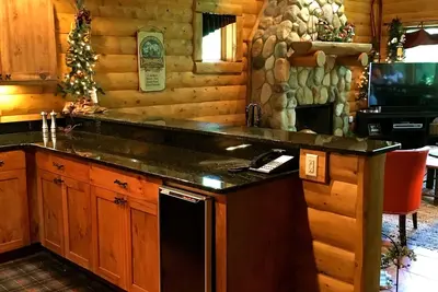 Image de 3 Br - Cabine personnalisée Mountain Log, Private Retreat Rustique, pour 9 personnes. . . Reserve maintenant!