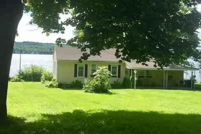 Image de Gite Quintessentiel Finger Lakes! Le Charme Abondit Dans Ce Gem Cosy Lakefront!