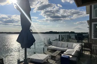 Image de Bay House avec des vues immenses, une terrasse de style salon, une cuisine de chefs et un thème nautique