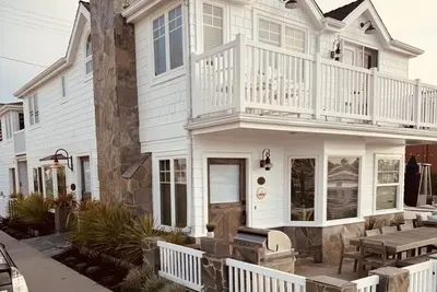 Image de Balboa Island Bayfront Beach House avec quai privé! ! !
