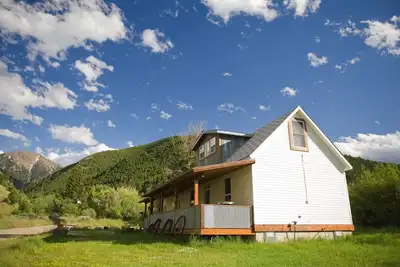 Image de Les journaux originaux sur les murs intérieurs en font un Cozy Getaway Montana.