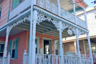 Image de The Creamcake (1880): 2 pâtés de maisons de la plage d'Ocean Grove (48 Embury), 3br, 2 Full Bth