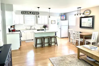 Image de 13 et 14 août; AOÛT 25-30 + ouvertures de septembre \/ octobre! Centre-Ville Charlevoix Maison 3bd \/ 1sdb