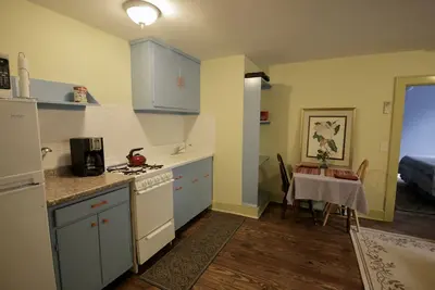 Image de Sur le Boulevard. 4 personnes. Appartement récemment rénové! Marchez jusqu'au centre-ville et au stade.