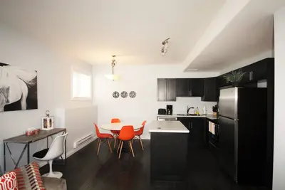 Image de Suite élégante près de l'aéroport 2Bd, 1br, parking - Appartement 2 chambres, pour 6 personnes