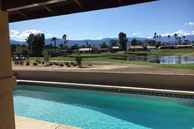 Image de Palm Desert Fairway Home avec piscine privée