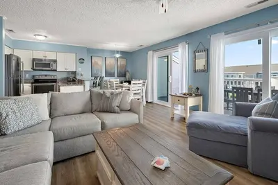Image de Belle unité 2 Br 2 Ba sur un canal paisible avec une piscine et vue sur les feux d'artifice!