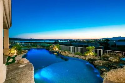 Image de Best View dans Havasu! Maison de luxe avec piscine / spa / Putting Green