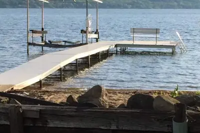 Image de Charmante maison directement sur le lac Charleviox au coeur de la ville de Boyne!
