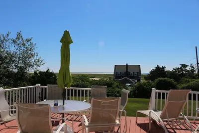 Image de Vue sur l'océan, le chemin de la plage, à quelques pas de phare et la ville