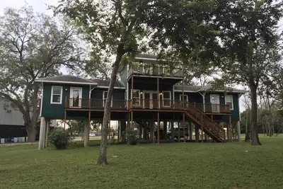 Image de Spectaculaire Robinson Crusoe Treetop sur la rivière, marchez jusqu'à Gruene Hall!