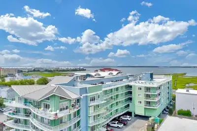 Image de 3 lits et 3 salles de bains, + canapé-lit, dans un condo moderne en milieu de l'île, 1 bloc à la plage
