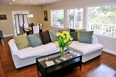 Image de Plage de galets confortable et rénovée, maison 3 Br \/ 2 Bth avec vue sur l'océan