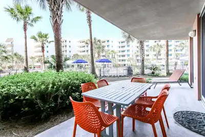 Image de Relooking 2019! Nouveaux meubles côtiers ~ Piscine dans la cascade avec sortie dans la cour ~ 2 rois