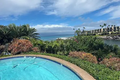 Image de Oceanfront Estate avec piscine, spa, court de tennis et tortues