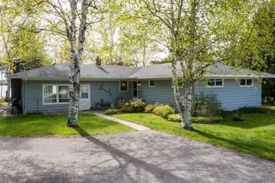 Image de Three Bedroom Lake House avec Embarcadère