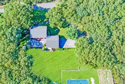 Image de Sag Harbor Village Home 4 chambres 3 salles de bain 8 personnes Piscine d'eau salée, 2 acres 3k pieds carrés.