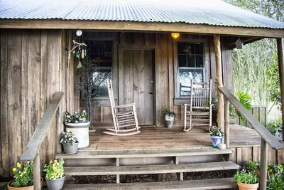 Image de DÉTENDEZ-Vous, DÉTENDEZ-Vous, RAFRAÎCHISSEZ. . . Voyagez Au PASSÉ dans cette Cabine construite en 1865.