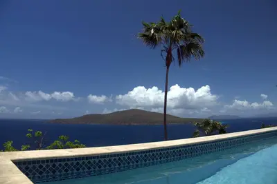 Évasion cinq étoiles isolée en bord de mer avec piscine privée et vue panoramique