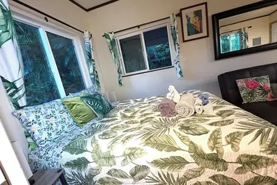 Image de Studio de maison privée avec une sensation de jungle mais avec la commodité de la ville de Hilo