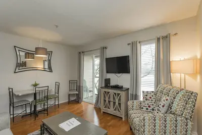 Image de Prime Downtown Condo Riverfront Près de Broadway Action! !