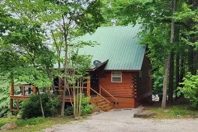 Deer Cabin Of Deer Lodge Cabin Rentals est une cabane en rondins isolée Ozark Cedar