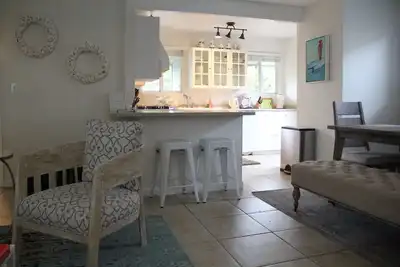 Image de 3 bungalows chambre. Étapes de la plage.