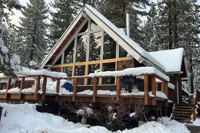 Image de Spacieux, maison lumineuse pour une évasion en hiver. Près de Northstar, de la ville et des casinos!