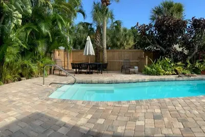 Un morceau de paradis! Maison de piscine tropicale avec accès à la plage privée