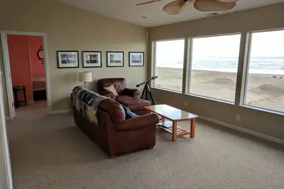 Image de Vue sur l'océan de balayage sur deux niveaux, spacieuse maison en bord de mer!