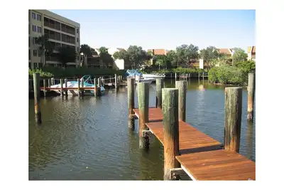 Image de Complexe de plage à baie au bord de l'eau de Midnight Cove avec plage privée de tennis nautique