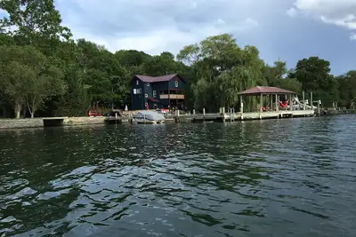 Image de Magnifique maison au bord du lac Cayuga Ă seulement 2, 5 km du centre-ville d'Ithaca!