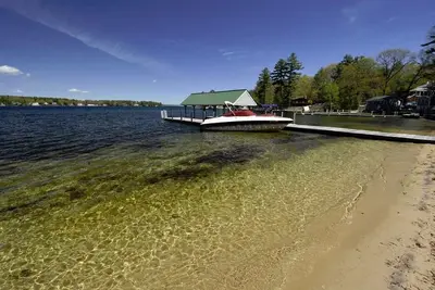 Image de Magnifique front de mer du lac Winnipesaukee. Très bien situé, plage, quai disponible.