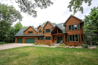 Image de Magnifique 8000 m². Ft. Maison en bois rond avec 700 pieds de façade privée sur le lac Kusel