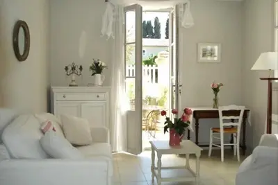 Image de Maison de ville confortable dans un développement exclusif - 3 mns à pied du centre de St. Rem