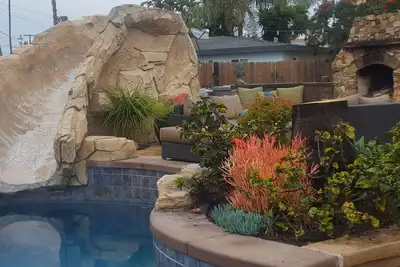 Image de Perfect Escape Beach Bungalow w/ private pool and hot tub. 5 min walk to beach.