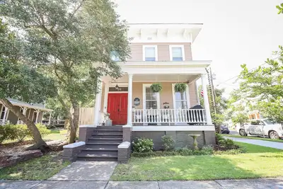 Image de Promenez-vous au centre-ville depuis cette belle maison d'Antebellum de 1850