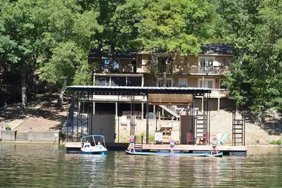 Image de Accueil familial au bord du lac, quai de bateau privé, pédalo, radeau de refroidissement, lac Ozark
