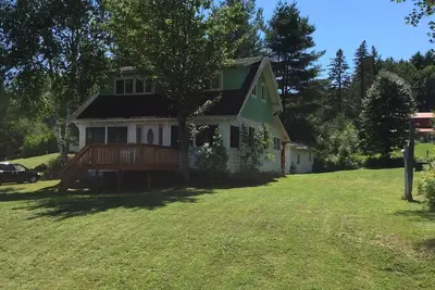 Image de Lumière naturelle, plancher de bois franc, 2 étages Adirondack Accueil, 3 chambres / 2 salles de bain