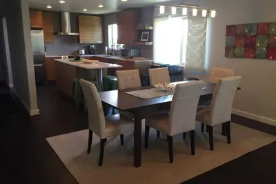 Image de Maison moderne de 5 chambres à Salt Lake City avec un accès facile aux montagnes Wasatch et au centre-ville.