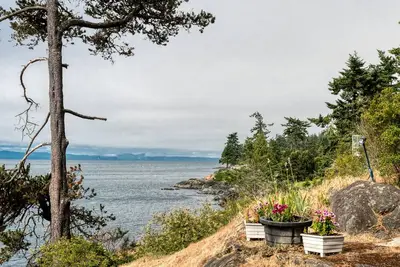 Image de Oceanfront West Coast Vacation Home-Ocean Cottage avec bain Ă remous