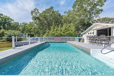 Image de Propriété au bord de l'eau magnifiquement aménagée avec piscine chauffée et cabanon