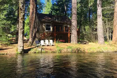 Image de Lassen Creek-Side maison de 4 chambres avec des séquoias géants pins et cèdres