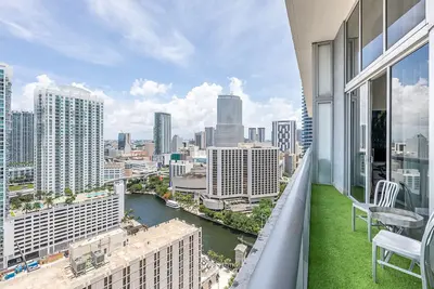 Image de Icône Brickell. Magnifique 1/1 avec des plafonds à double hauteur. Endroit incroyable!