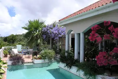Image de Une villa artistique funky sur 5 acres au-dessus de l'hĂ´tel 4 Seasons